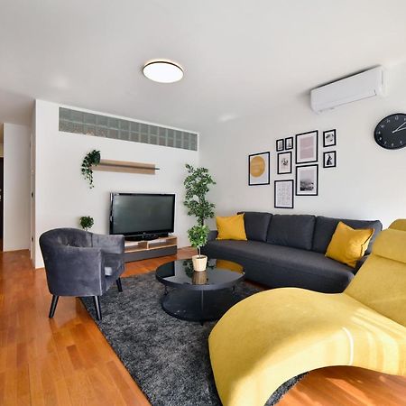 Lavir Apartment With Parking Загреб Екстериор снимка